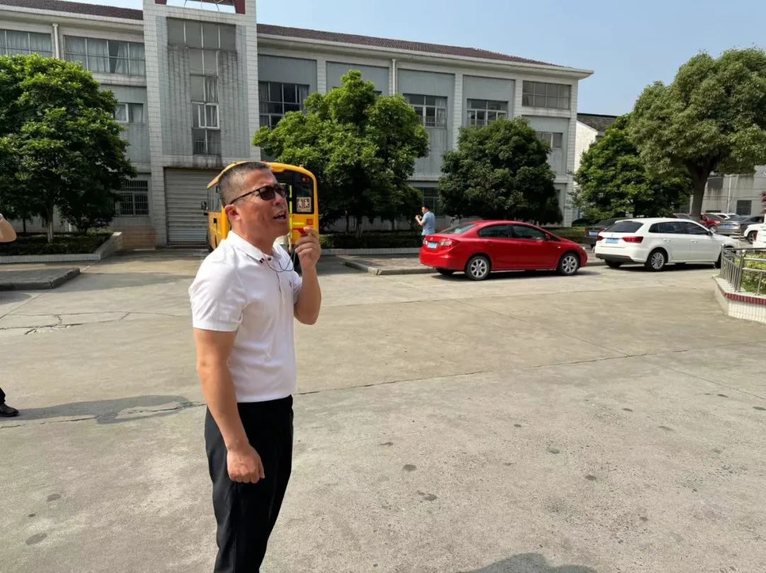 關(guān)注校車安全 護(hù)航學(xué)生出行——卜弋小學(xué)(泰村校區(qū))開展校車安全逃生演練活動 圖片