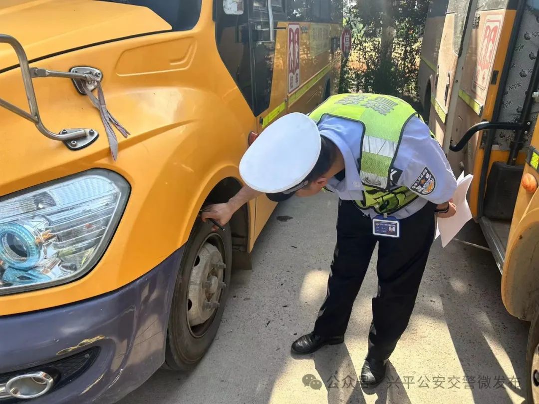 興平公安交警“六一”節(jié)前開展校車安全檢查及交通安全宣講 圖片
