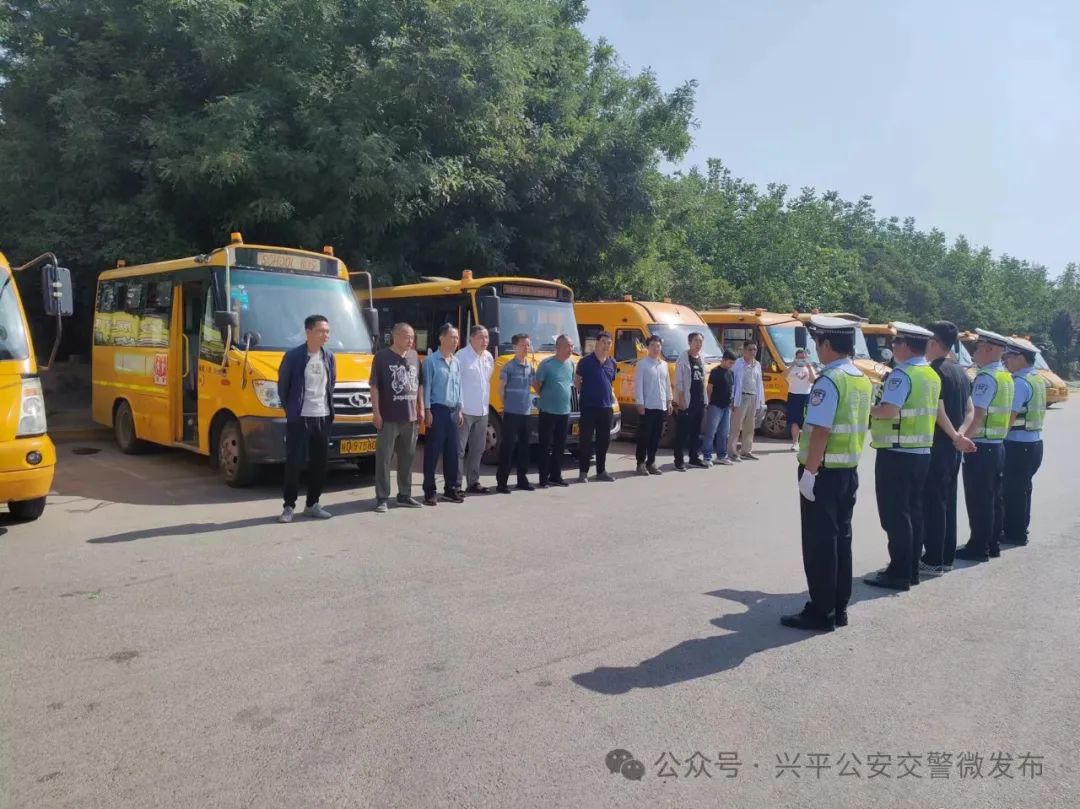 興平公安交警“六一”節(jié)前開展校車安全檢查及交通安全宣講 圖片