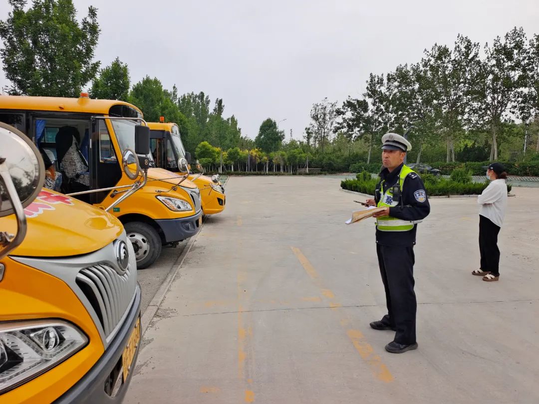 校車應急演練 筑牢安全防線——河口公安交警聯合轄區學校開展校車應急演練活動