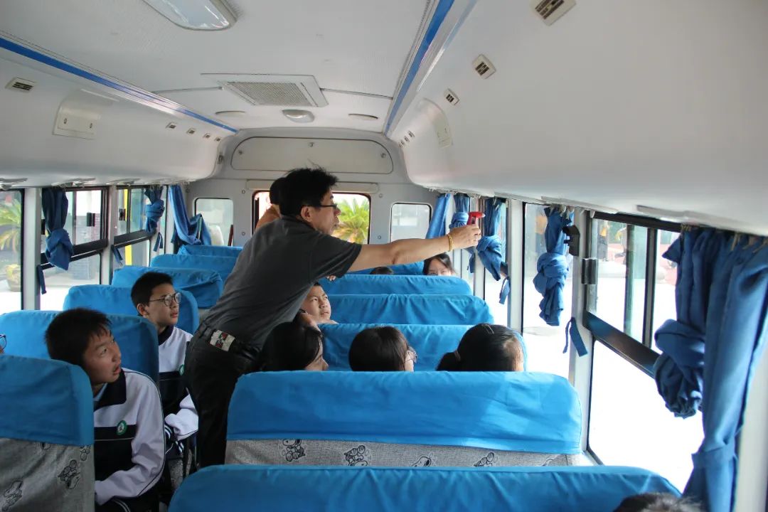 校車應急演練 筑牢安全防線——孟河中學開展校車安全應急逃生演練活動 圖片