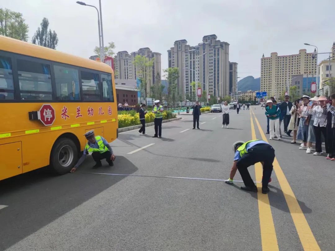 護校安園|大通公安聯合多部門開展校車交通事故應急演練,筑牢校園安全防線 圖片