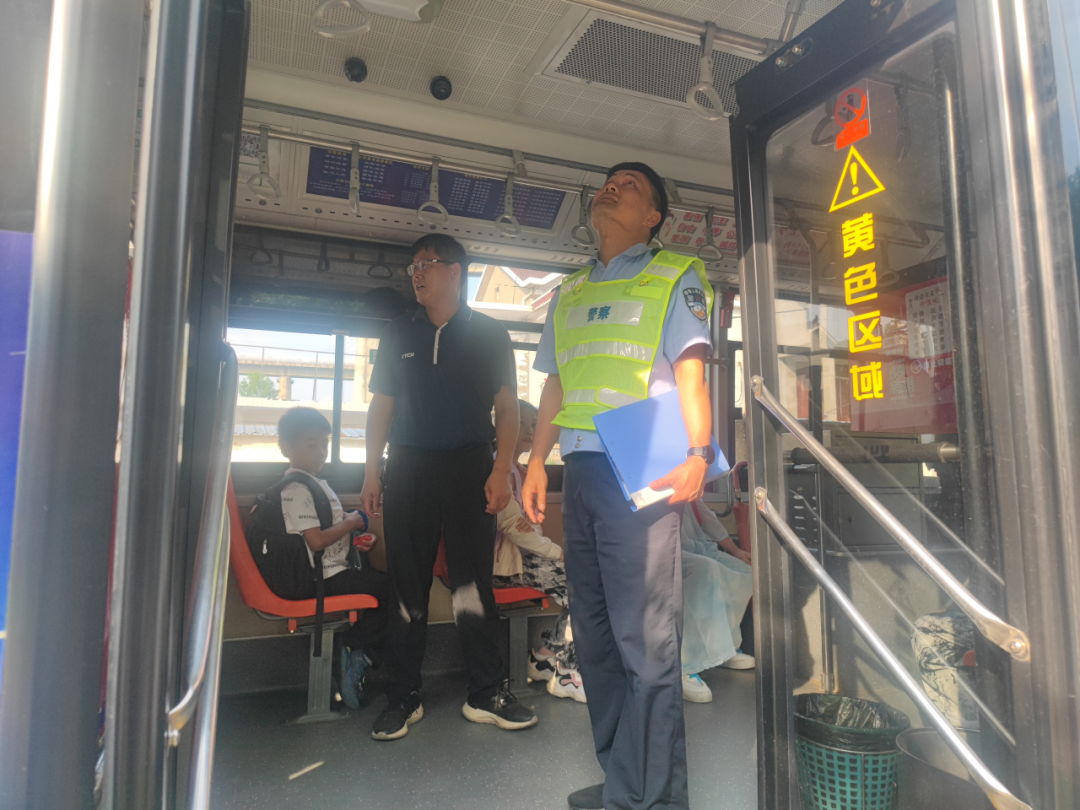 嚴把校車安全關 筑牢護學平安路 | 東聯鎮校園安全管理組開展校車運行線路安全檢查工作 圖片