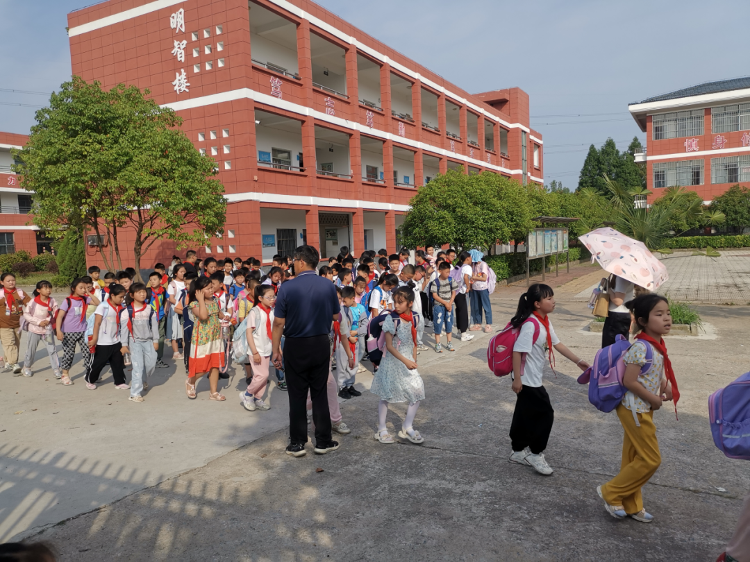 嚴把校車安全關 筑牢護學平安路 | 東聯鎮校園安全管理組開展校車運行線路安全檢查工作 圖片