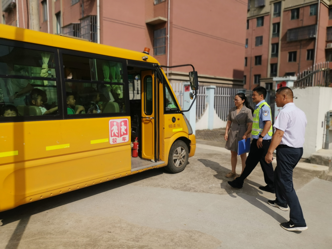 嚴把校車安全關 筑牢護學平安路 | 東聯鎮校園安全管理組開展校車運行線路安全檢查工作 圖片