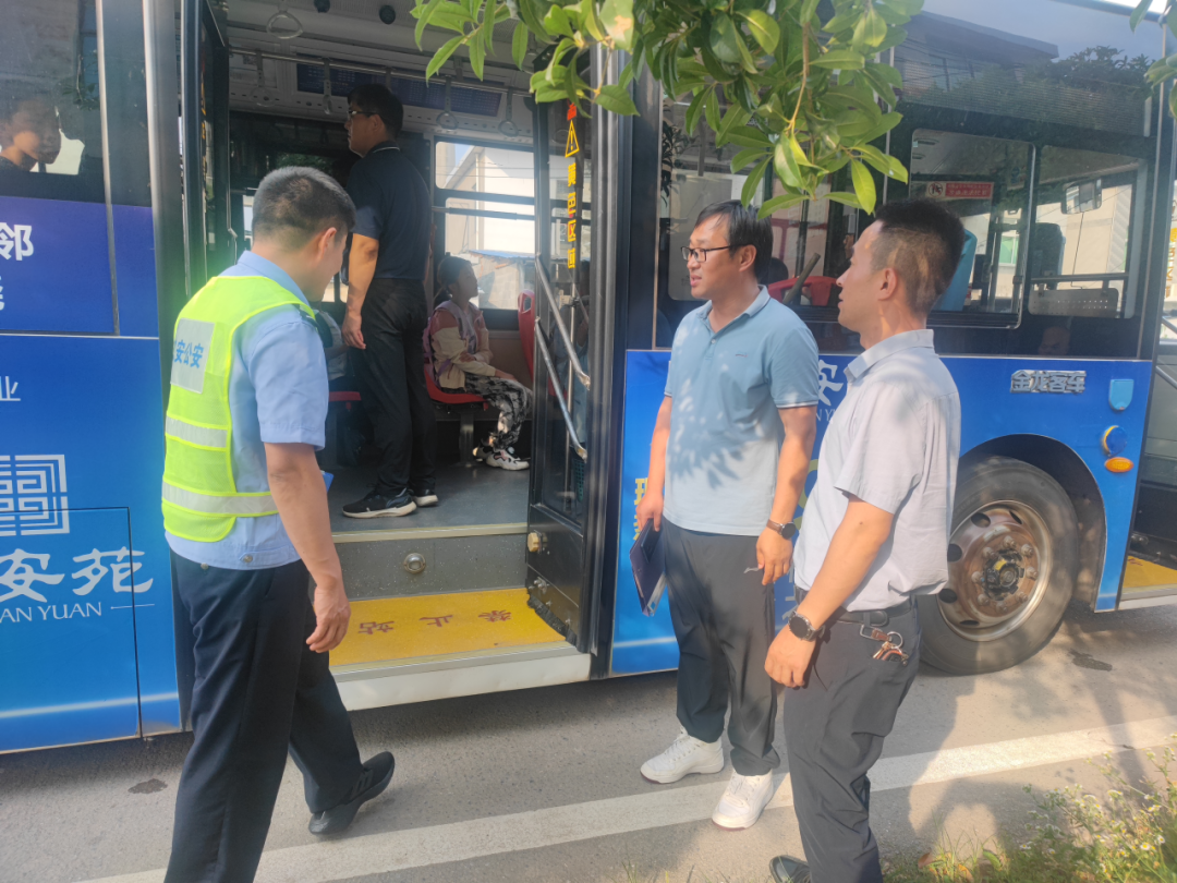 嚴把校車安全關 筑牢護學平安路 | 東聯鎮校園安全管理組開展校車運行線路安全檢查工作 圖片