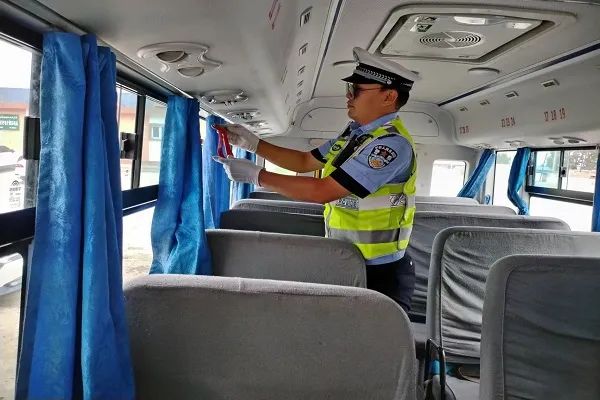 吉木乃縣公安局交警大隊持續開展校車安全大檢查