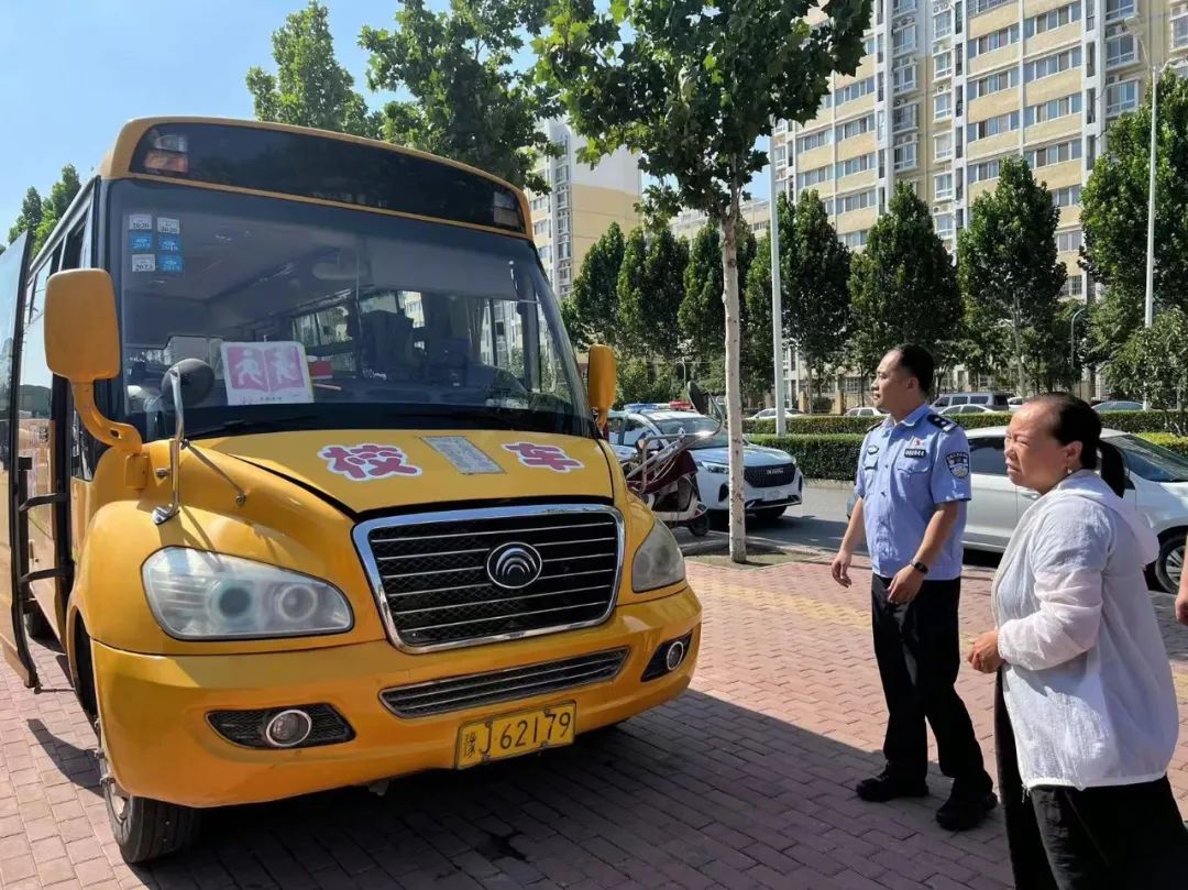 夏季行動(dòng)|濮陽(yáng)交警開(kāi)展校車安全大檢查 圖片