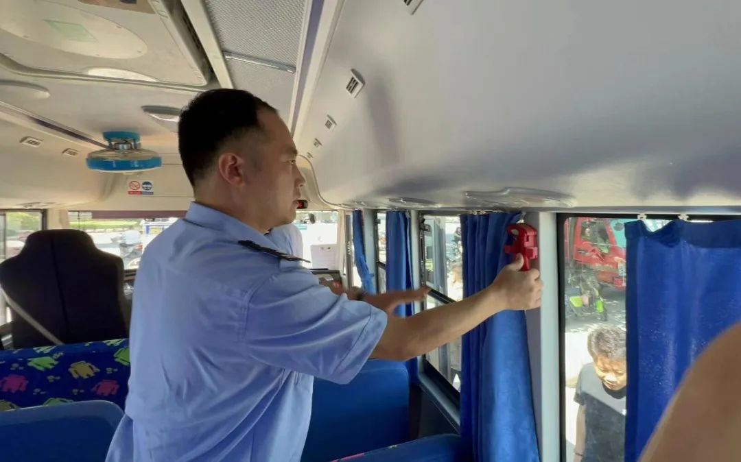 夏季行動(dòng)|濮陽(yáng)交警開(kāi)展校車安全大檢查 圖片