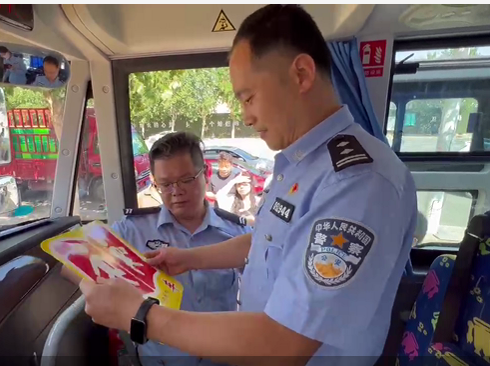 夏季行動(dòng)|濮陽(yáng)交警開(kāi)展校車安全大檢查 圖片