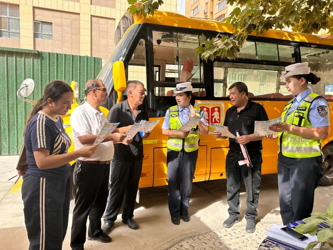 【開學(xué)季】擰緊校車“安全閥” 筑牢學(xué)生“平安路” 圖片