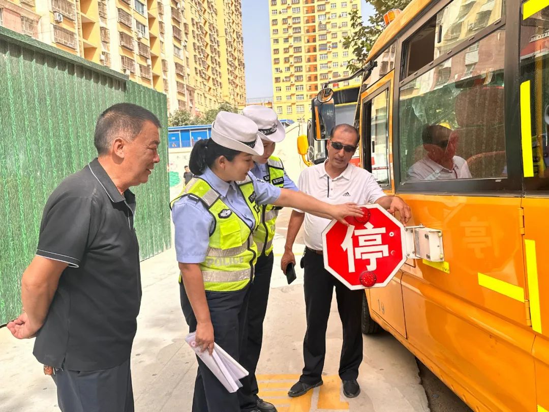 【開學(xué)季】擰緊校車“安全閥” 筑牢學(xué)生“平安路” 圖片