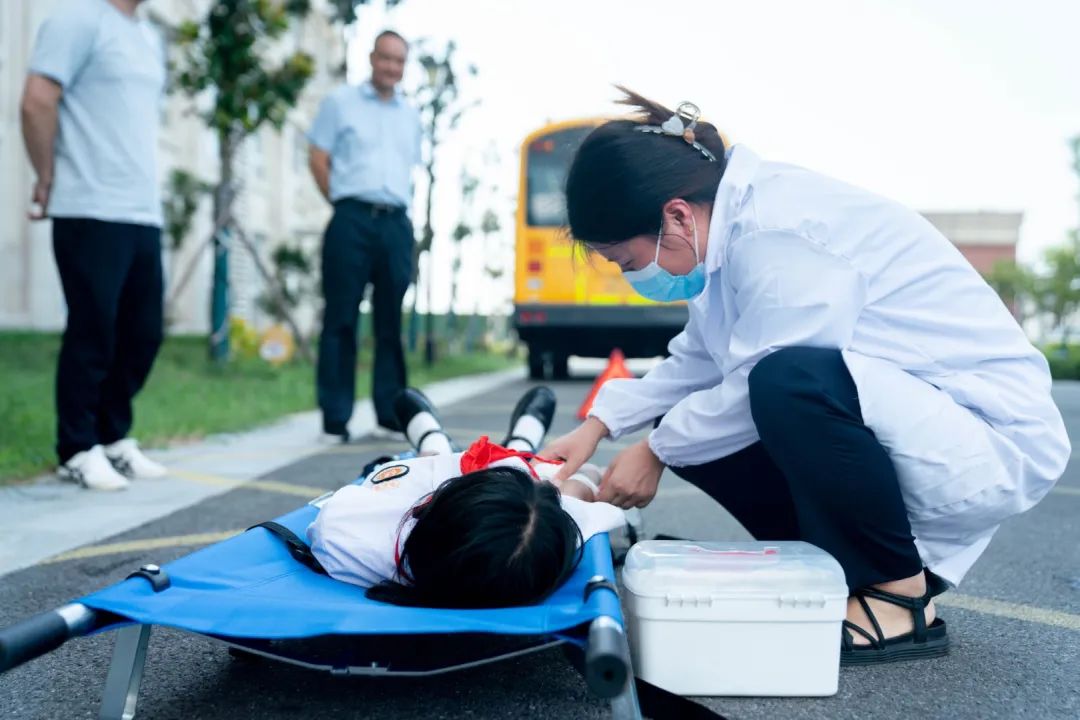 心系校車安全,筑牢平安防線 | 蘇外（港）成功舉行校車安全演練活動