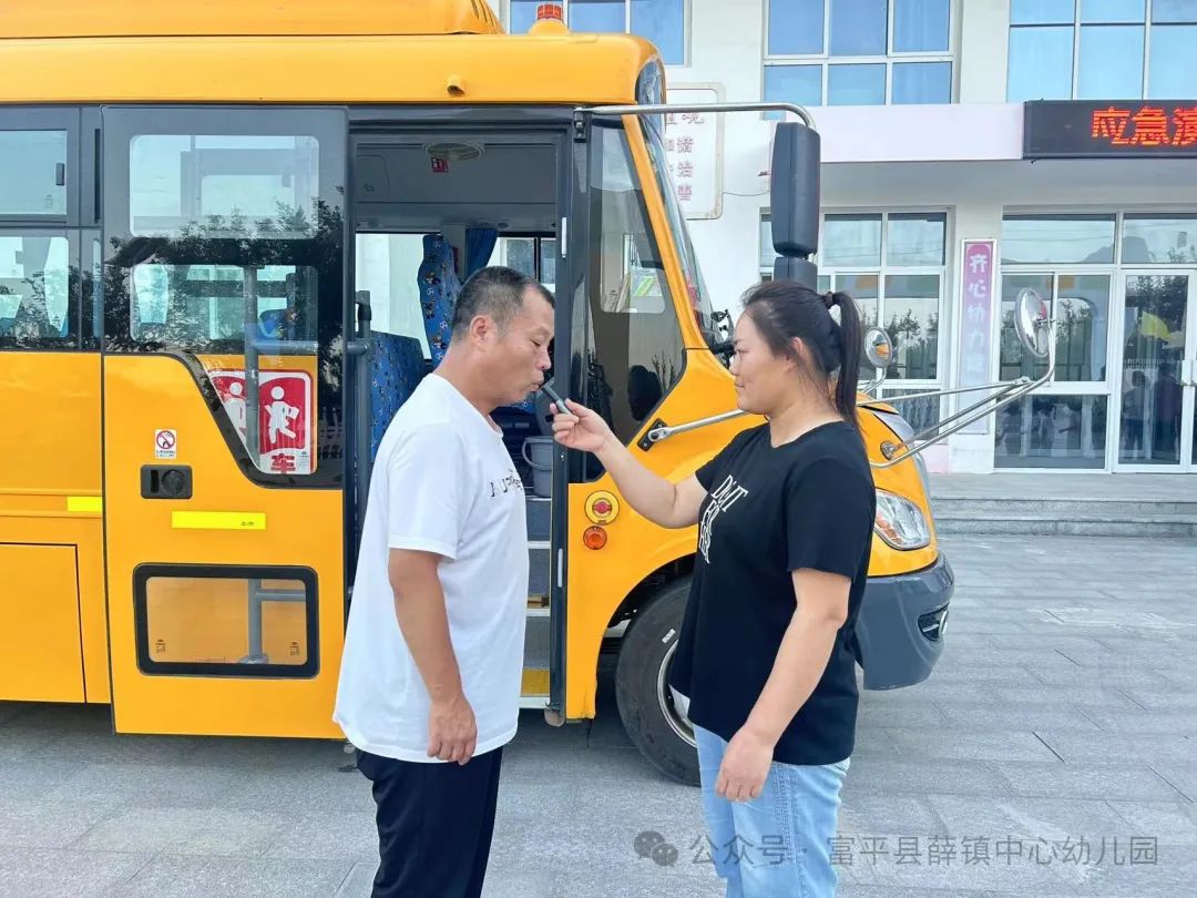 應急演練不松懈 校車安全伴我行——薛鎮中心幼兒園校車安全演練活動 應急演練不松懈 校車安全伴我行——薛鎮中心幼兒園校車安全演練活動