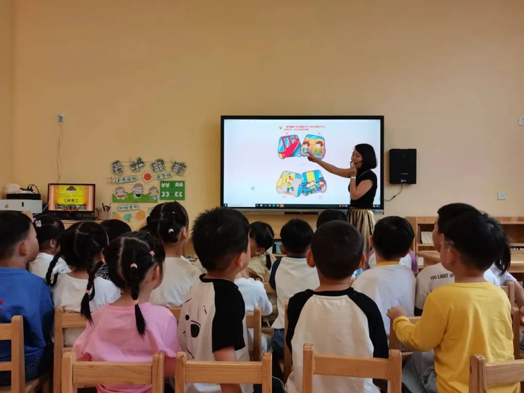 以練筑防 安全啟航 | 興化市陽山幼兒園校車安全應(yīng)急疏散演練 圖片