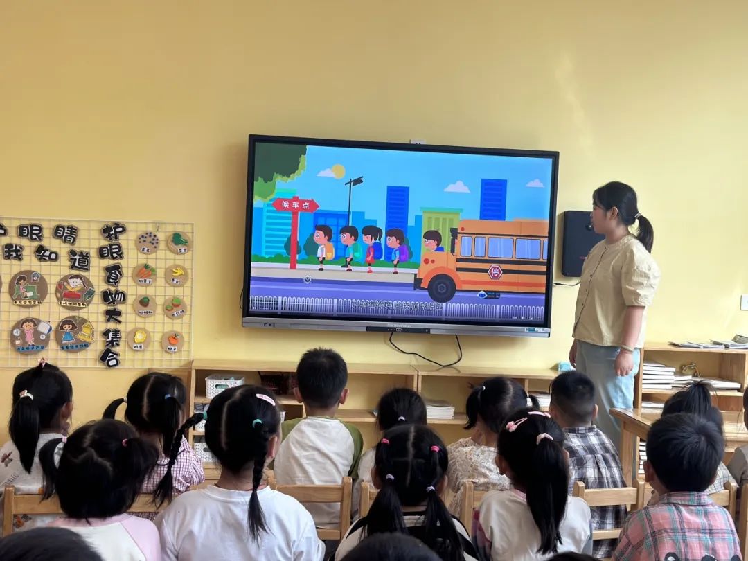 以練筑防 安全啟航 | 興化市陽山幼兒園校車安全應(yīng)急疏散演練 圖片