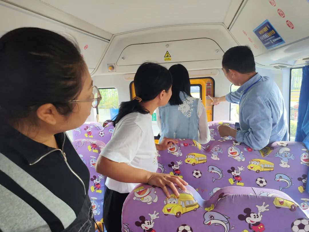 以練筑防 安全啟航 | 興化市陽山幼兒園校車安全應(yīng)急疏散演練 圖片