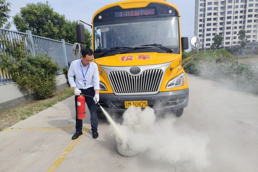 以練筑防 安全啟航 | 興化市陽山幼兒園校車安全應(yīng)急疏散演練 以練筑防 安全啟航 | 興化市陽山幼兒園校車安全應(yīng)急疏散演練