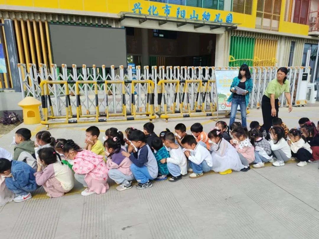 以練筑防 安全啟航 | 興化市陽山幼兒園校車安全應(yīng)急疏散演練 圖片