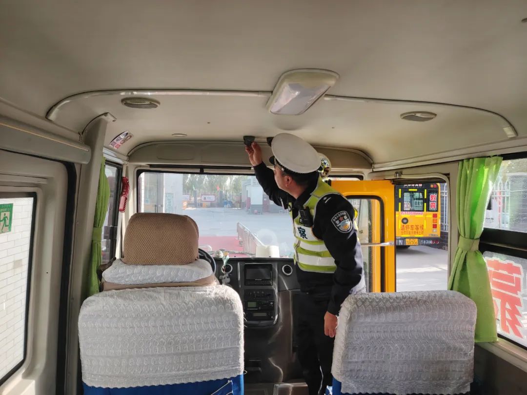 守護學生“平安路”!阿克蘇市交警深入幼兒園開展校車安全大檢查 圖片