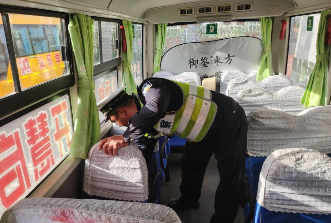守護學生“平安路”!阿克蘇市交警深入幼兒園開展校車安全大檢查 圖片