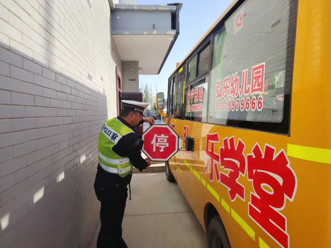 守護學生“平安路”!阿克蘇市交警深入幼兒園開展校車安全大檢查 圖片