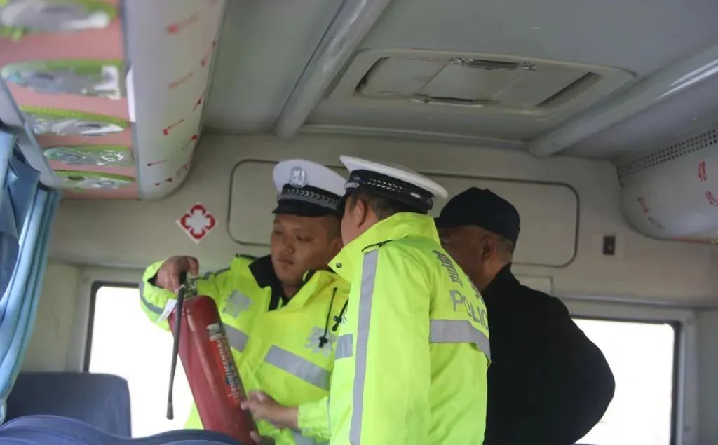 烏恰縣公安局開展校車安全大檢查/ 圖片