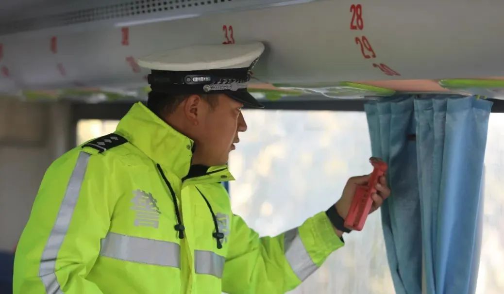 烏恰縣公安局開展校車安全大檢查/ 圖片