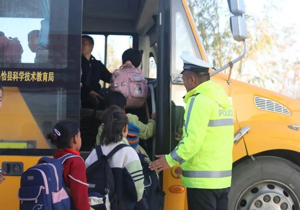 烏恰縣公安局開展校車安全大檢查/ 烏恰縣公安局開展校車安全大檢查