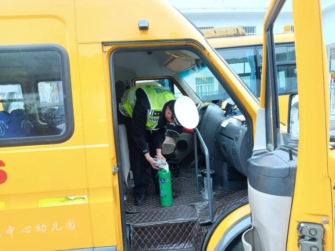 平利交警:嚴把校車安全關 守護平安上學路 圖片