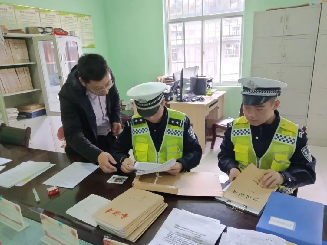 平利交警:嚴把校車安全關 守護平安上學路 圖片