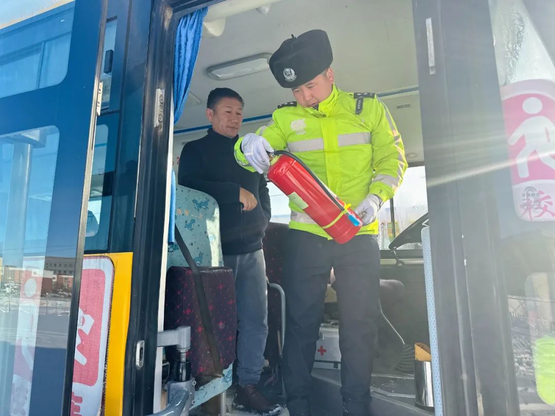 吉木乃交警校車安全“大檢查”為學(xué)生出行擰緊“安全閥” 圖片