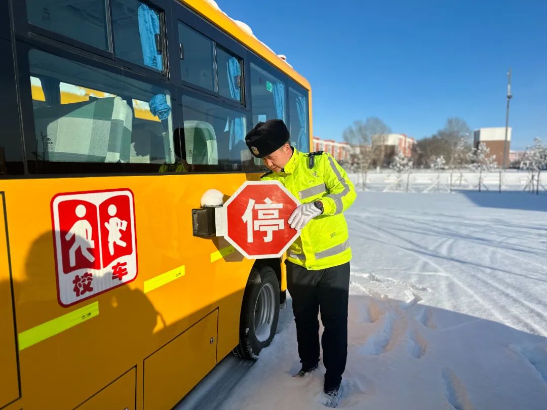 吉木乃交警校車安全“大檢查”為學(xué)生出行擰緊“安全閥” 圖片