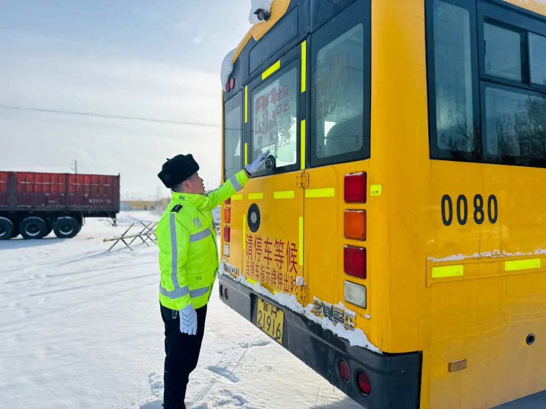 吉木乃交警校車安全“大檢查”為學(xué)生出行擰緊“安全閥” 圖片