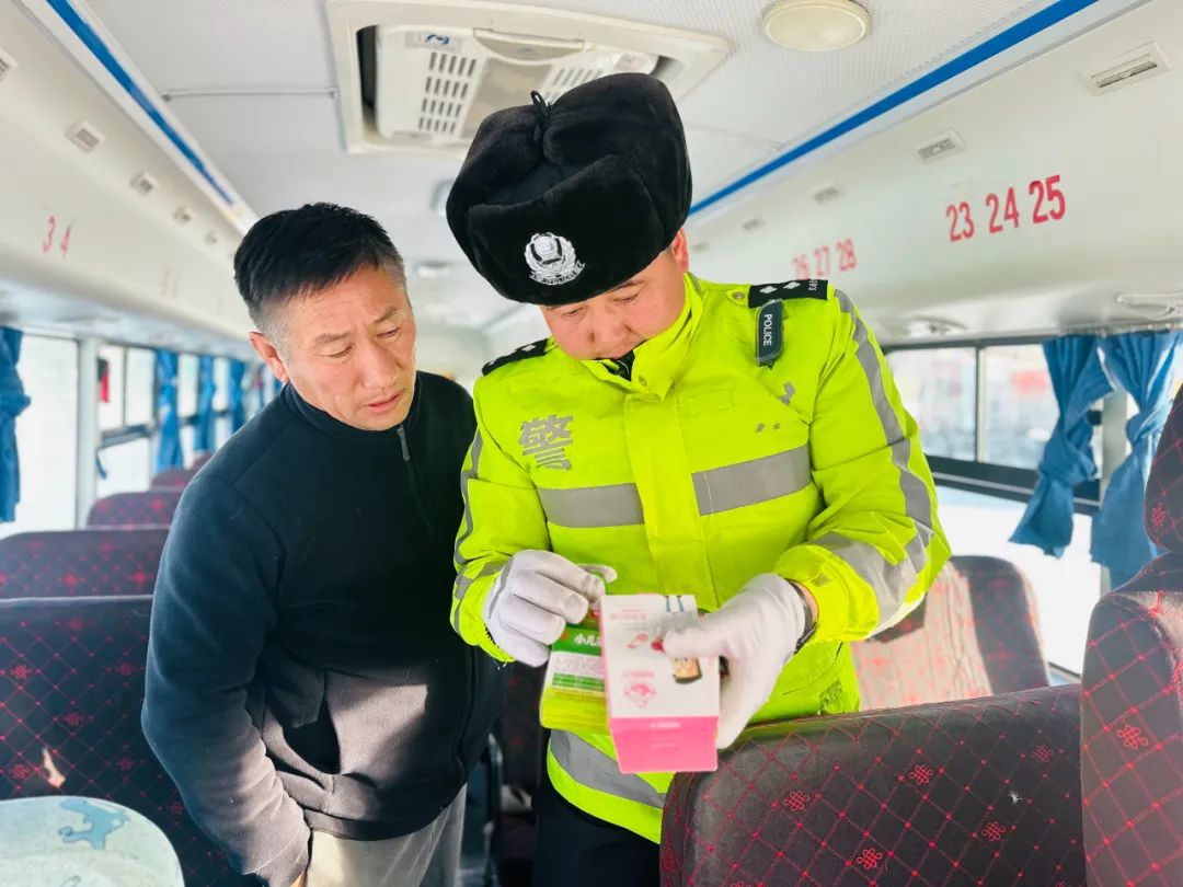 吉木乃交警校車安全“大檢查”為學(xué)生出行擰緊“安全閥” 圖片