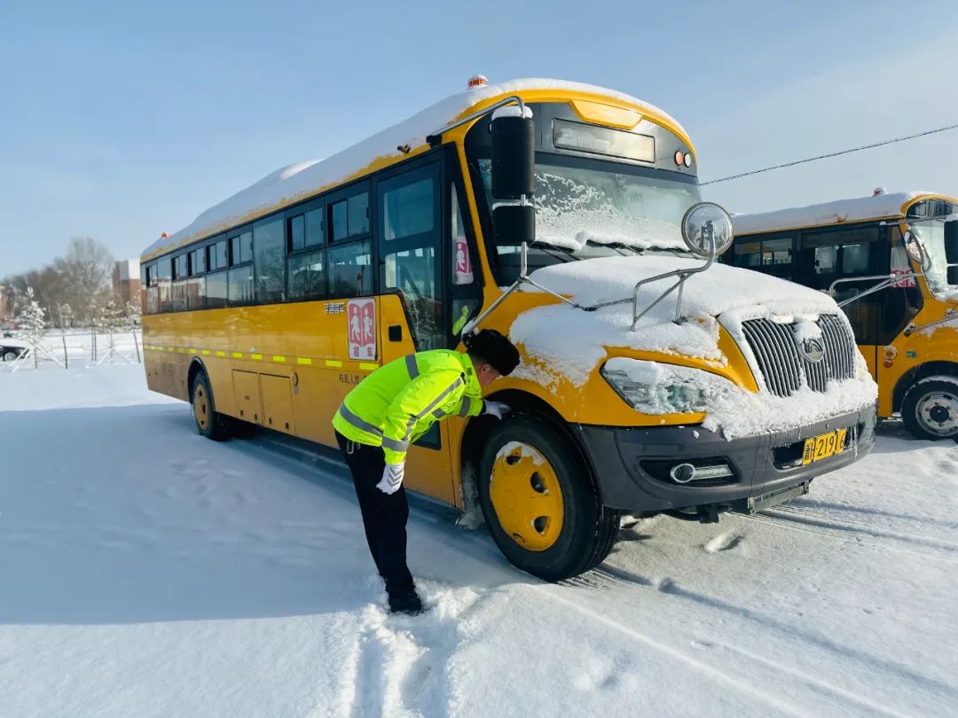吉木乃交警校車安全“大檢查”為學(xué)生出行擰緊“安全閥” 吉木乃交警校車安全“大檢查”為學(xué)生出行擰緊“安全閥”