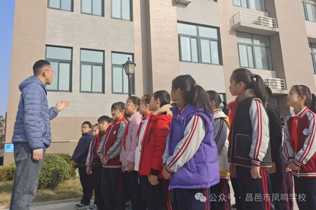 校車安全記于心,防患未然始于行----昌邑市鳳鳴學校開展校車突發事件疏散演練活動校車安全記于心,防患未然始于行----昌邑市鳳鳴學校開展校車突發事件疏散演練活動 圖片