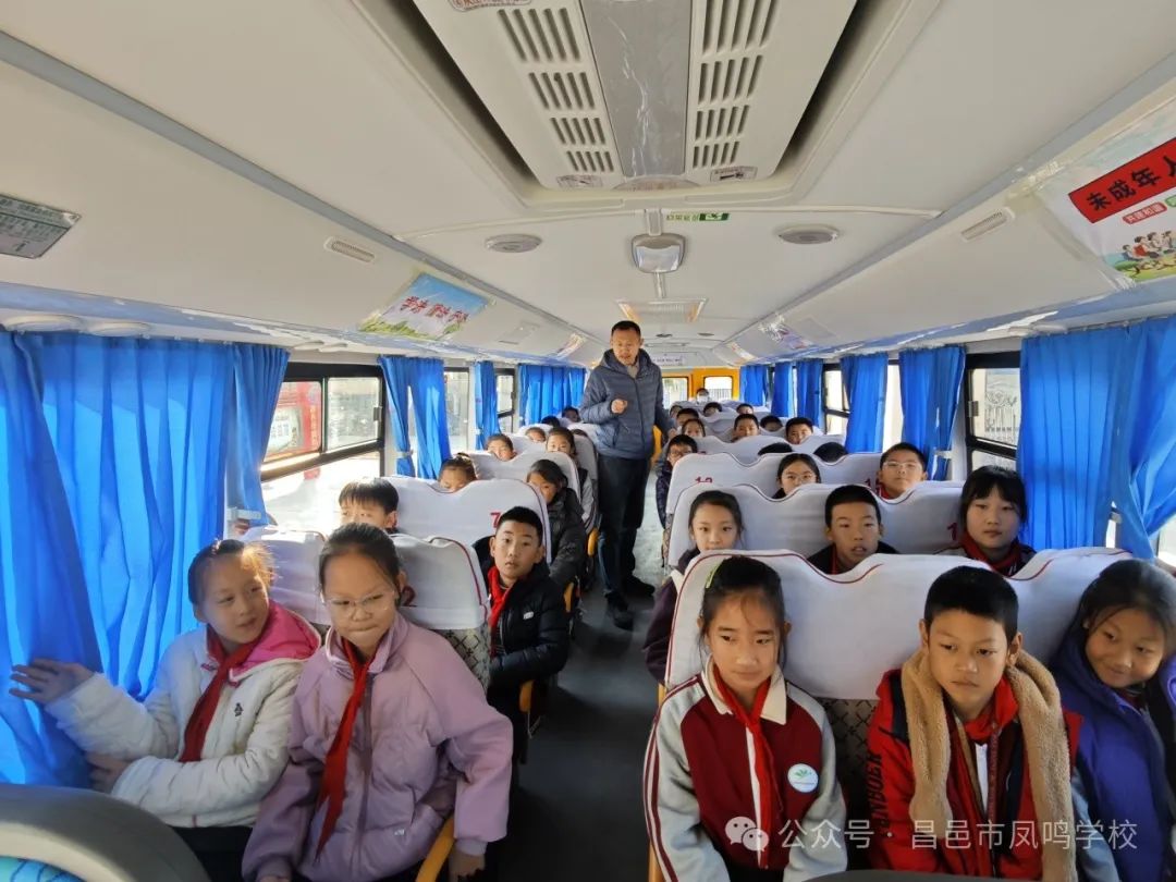 校車安全記于心,防患未然始于行----昌邑市鳳鳴學校開展校車突發事件疏散演練活動校車安全記于心,防患未然始于行----昌邑市鳳鳴學校開展校車突發事件疏散演練活動 圖片