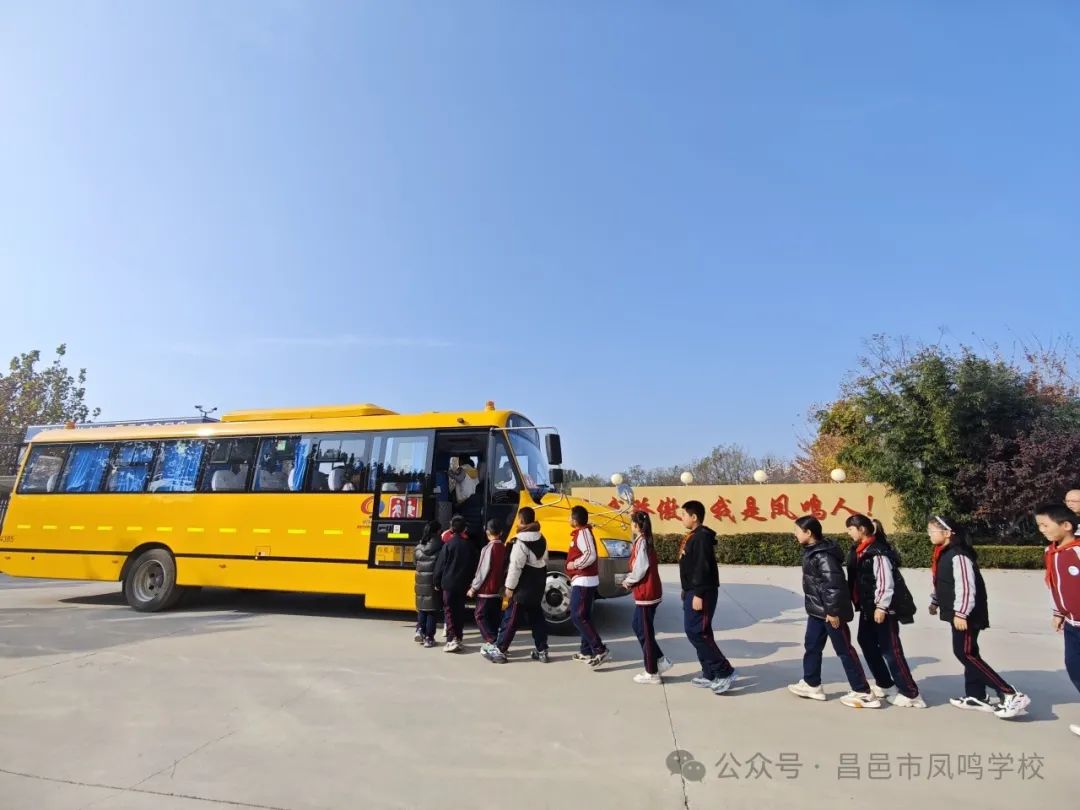 校車安全記于心,防患未然始于行----昌邑市鳳鳴學校開展校車突發事件疏散演練活動校車安全記于心,防患未然始于行----昌邑市鳳鳴學校開展校車突發事件疏散演練活動 圖片