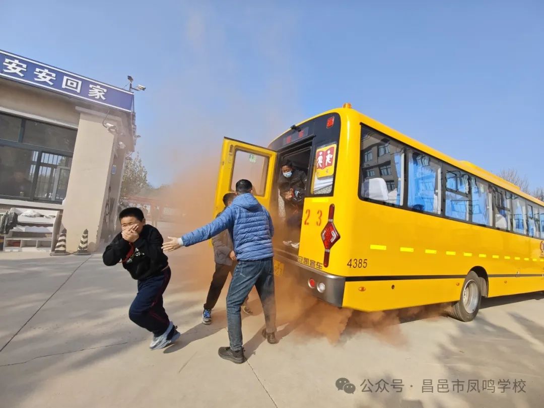 校車安全記于心,防患未然始于行----昌邑市鳳鳴學校開展校車突發事件疏散演練活動校車安全記于心,防患未然始于行----昌邑市鳳鳴學校開展校車突發事件疏散演練活動 圖片