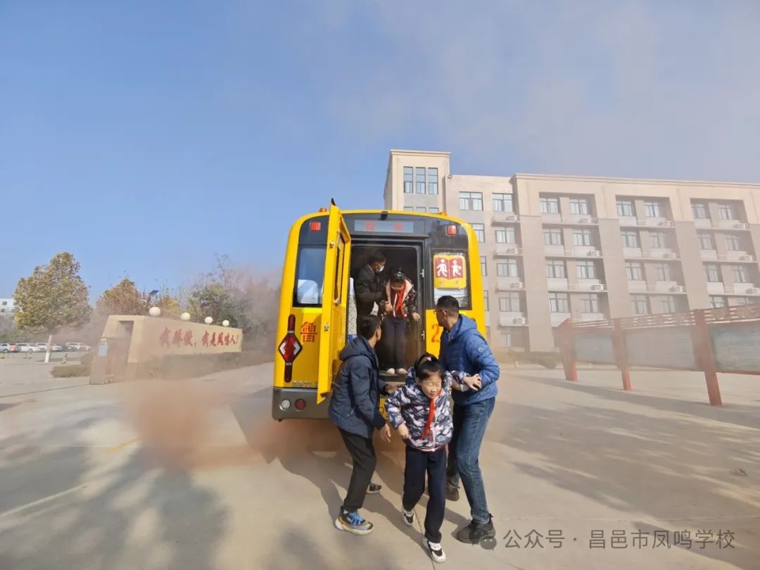 校車安全記于心,防患未然始于行----昌邑市鳳鳴學校開展校車突發事件疏散演練活動校車安全記于心,防患未然始于行----昌邑市鳳鳴學校開展校車突發事件疏散演練活動 圖片
