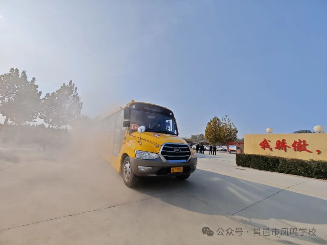 校車安全記于心,防患未然始于行----昌邑市鳳鳴學校開展校車突發事件疏散演練活動校車安全記于心,防患未然始于行----昌邑市鳳鳴學校開展校車突發事件疏散演練活動 圖片
