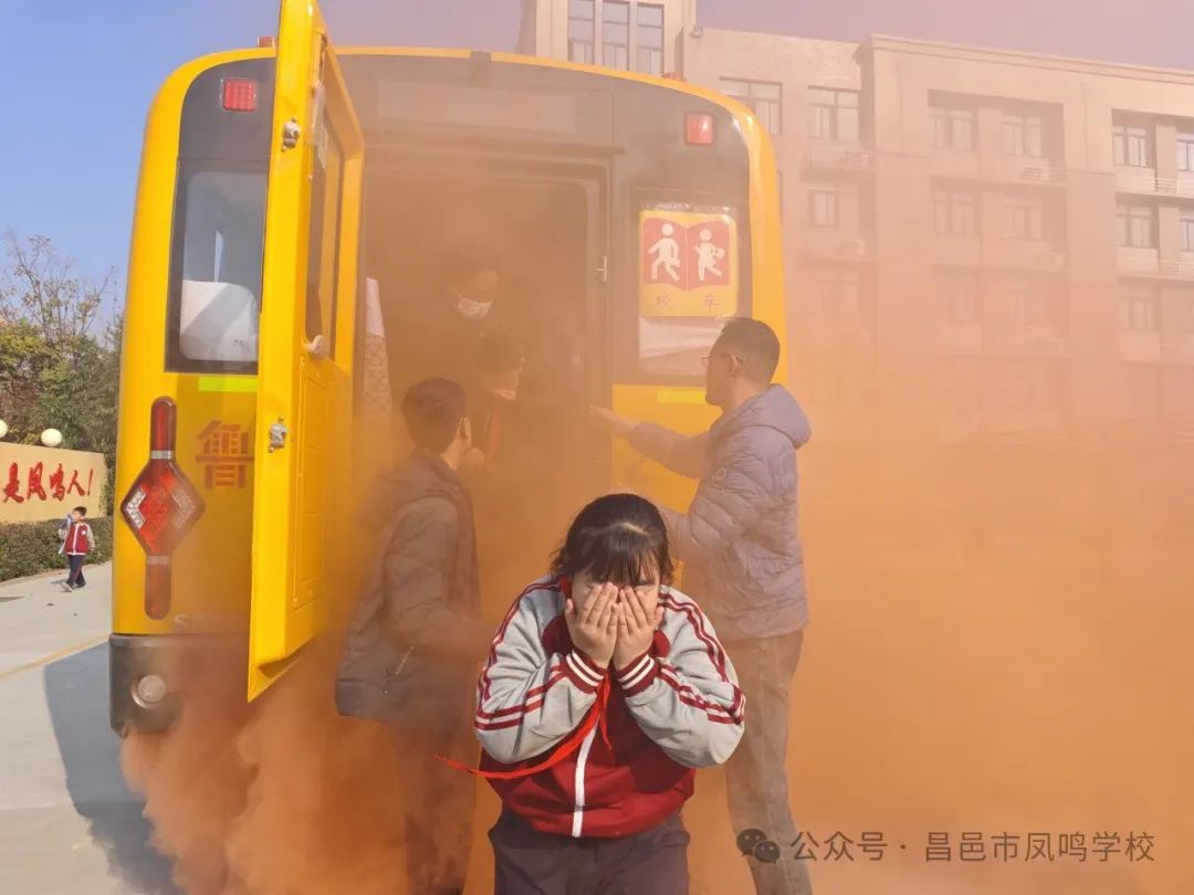 校車安全記于心,防患未然始于行----昌邑市鳳鳴學校開展校車突發事件疏散演練活動校車安全記于心,防患未然始于行----昌邑市鳳鳴學校開展校車突發事件疏散演練活動 圖片