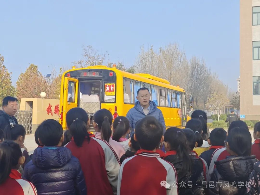 校車安全記于心,防患未然始于行----昌邑市鳳鳴學校開展校車突發事件疏散演練活動校車安全記于心,防患未然始于行----昌邑市鳳鳴學校開展校車突發事件疏散演練活動 圖片