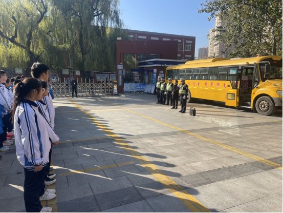 【校園安全】泰安市岱岳實驗中學“安全無小事,責任重泰山”校車應急疏散演練安全為基,共筑防線 圖片