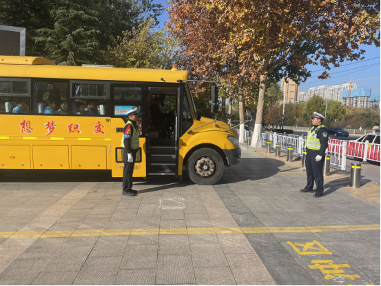 【校園安全】泰安市岱岳實驗中學“安全無小事,責任重泰山”校車應急疏散演練安全為基,共筑防線 圖片
