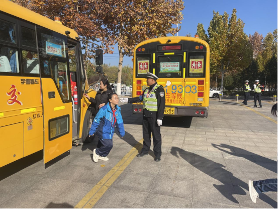 【校園安全】泰安市岱岳實驗中學“安全無小事,責任重泰山”校車應急疏散演練安全為基,共筑防線 圖片