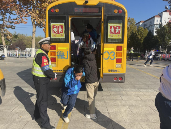 【校園安全】泰安市岱岳實驗中學“安全無小事,責任重泰山”校車應急疏散演練安全為基,共筑防線 圖片