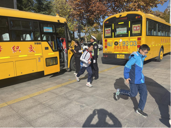 【校園安全】泰安市岱岳實驗中學“安全無小事,責任重泰山”校車應急疏散演練安全為基,共筑防線 圖片