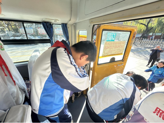 【校園安全】泰安市岱岳實驗中學“安全無小事,責任重泰山”校車應急疏散演練安全為基,共筑防線 圖片